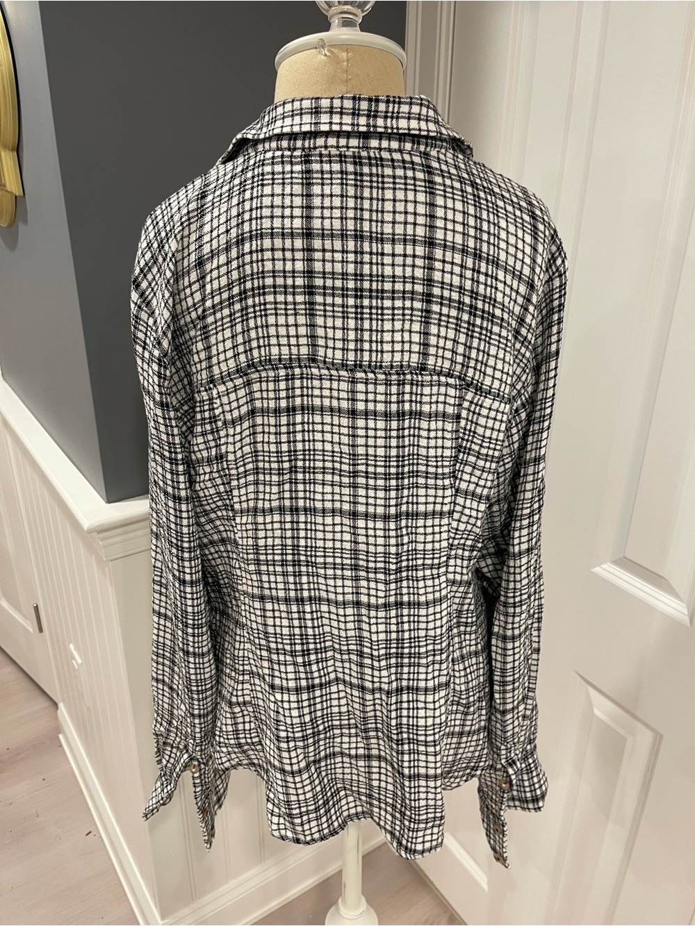 Pilcro Plaid Ruched Button-Front Women's Top - Black & White - Picture 3 of 11